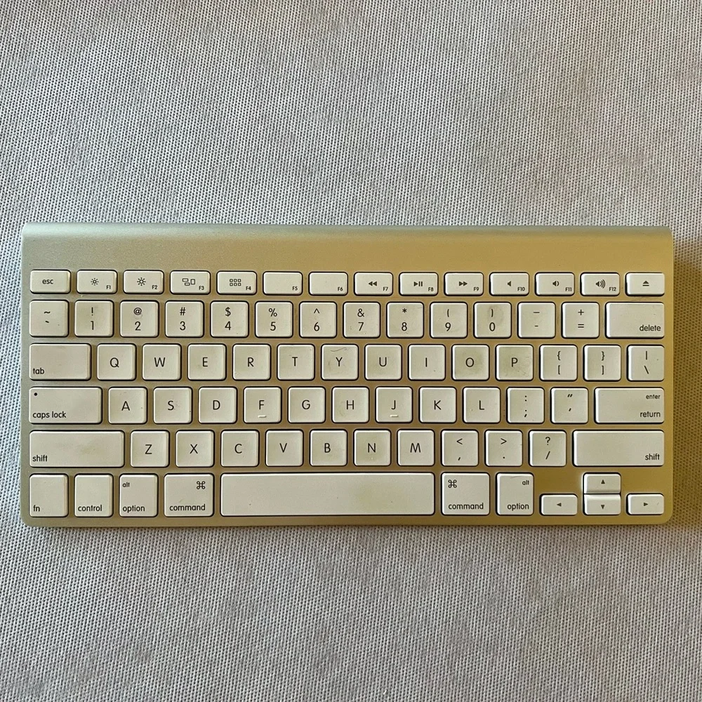 Apple Mac Wireless Bluetooth Keyboard with box model A1314